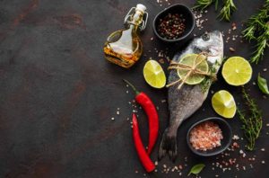 Dourada fresca, limões e temperos variados
