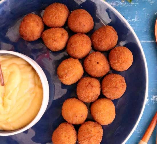 Bolinhas de peixe fritas com queijo