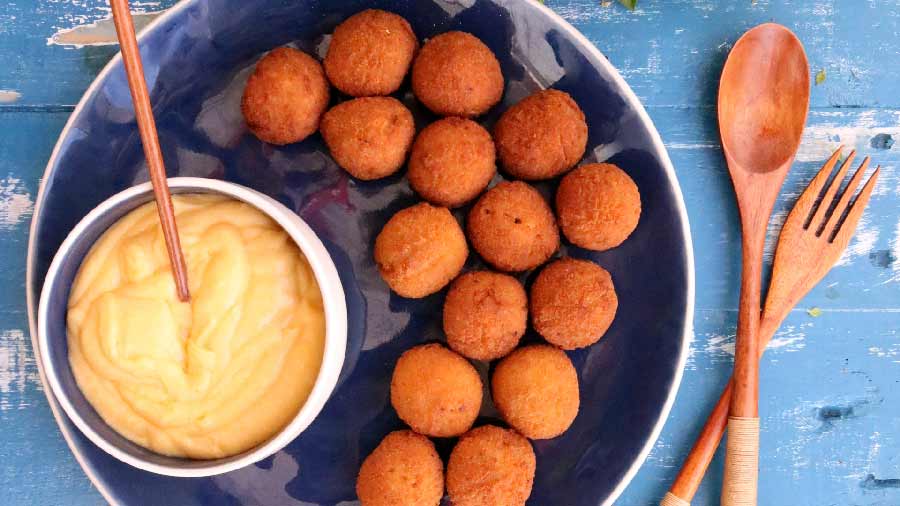 Bolinhas de peixe fritas com queijo